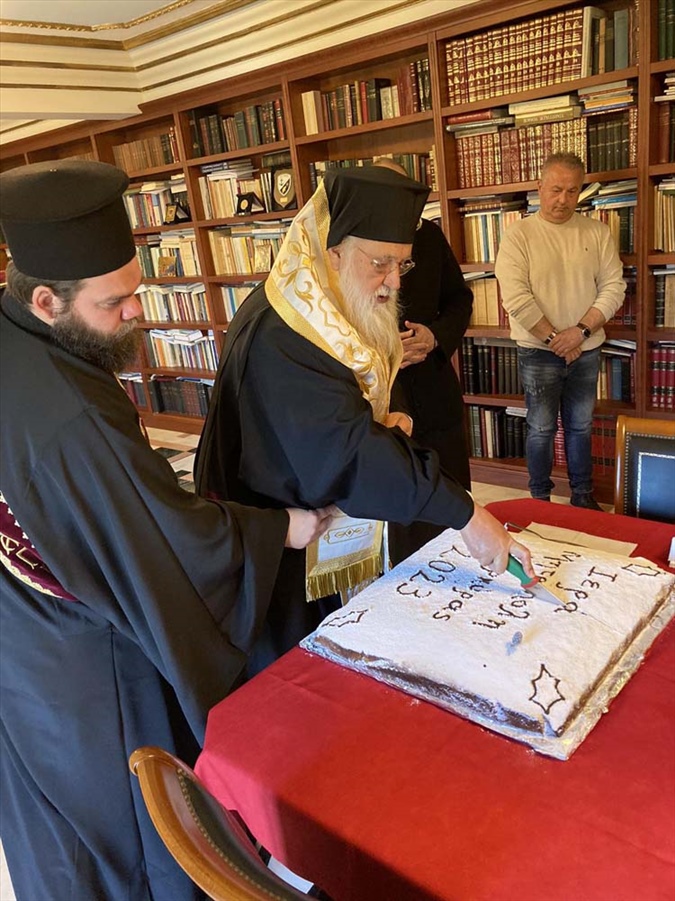 Ο ΜΗΤΡΟΠΟΛΙΤΗΣ ΚΕΡΚΥΡΑΣ ΕΥΛΟΓΗΣΕ ΤΗΝ ΒΑΣΙΛΟΠΙΤΑ ΤΩΝ ΓΡΑΦΕΙΩΝ ΤΗΣ ΜΗΤΡΟΠΟΛΕΩΣ 1