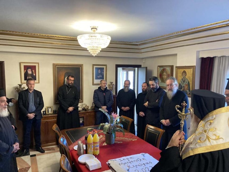 Ο ΜΗΤΡΟΠΟΛΙΤΗΣ ΚΕΡΚΥΡΑΣ ΕΥΛΟΓΗΣΕ ΤΗΝ ΒΑΣΙΛΟΠΙΤΑ ΤΩΝ ΓΡΑΦΕΙΩΝ ΤΗΣ ΜΗΤΡΟΠΟΛΕΩΣ 2 860x645