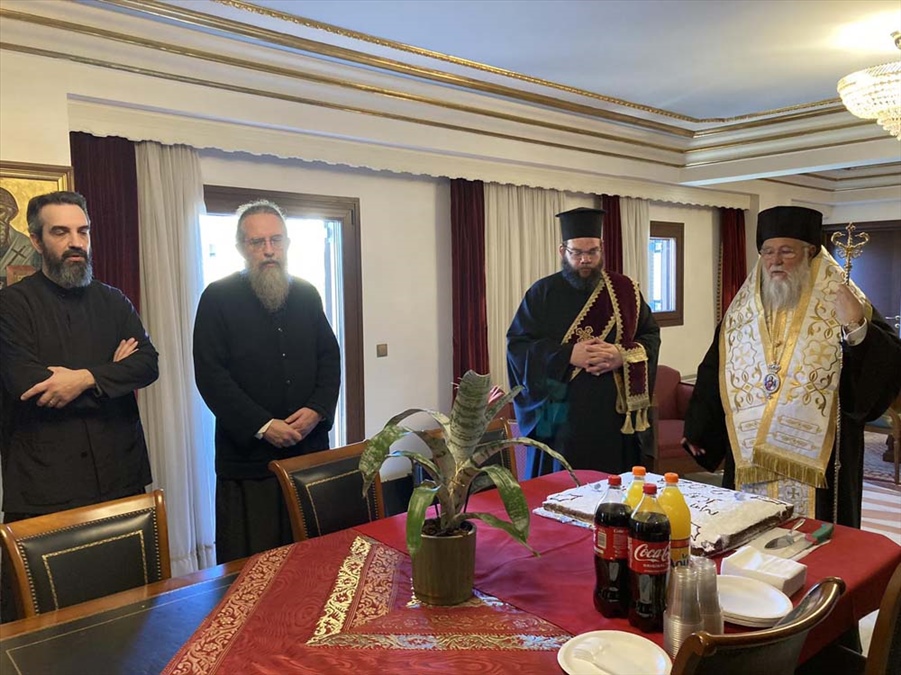 Ο ΜΗΤΡΟΠΟΛΙΤΗΣ ΚΕΡΚΥΡΑΣ ΕΥΛΟΓΗΣΕ ΤΗΝ ΒΑΣΙΛΟΠΙΤΑ ΤΩΝ ΓΡΑΦΕΙΩΝ ΤΗΣ ΜΗΤΡΟΠΟΛΕΩΣ 3