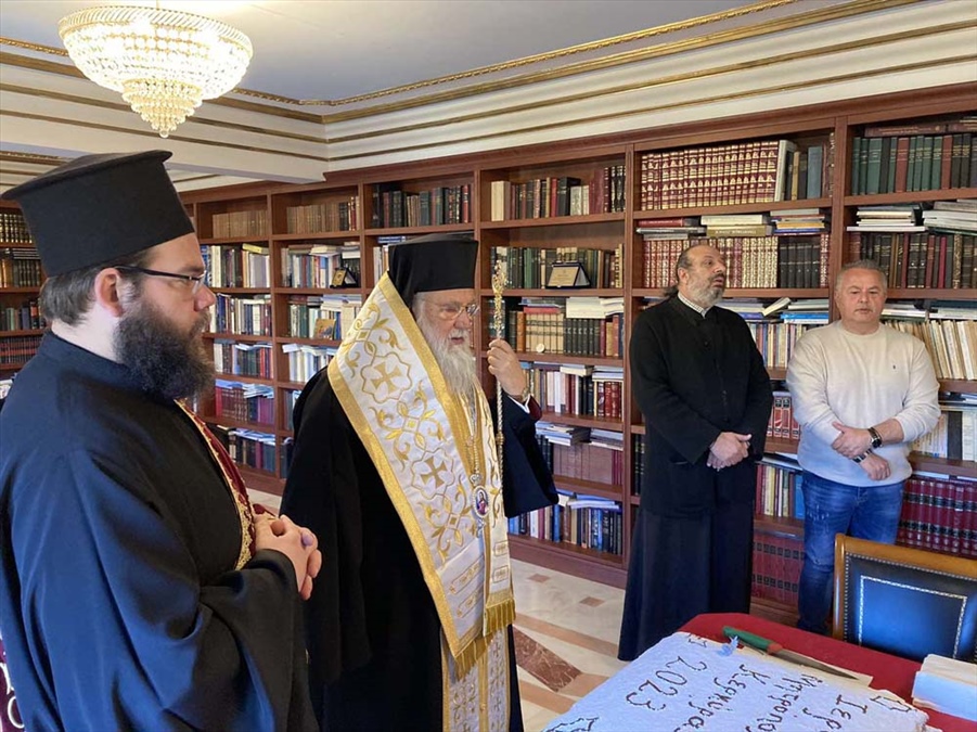 Ο ΜΗΤΡΟΠΟΛΙΤΗΣ ΚΕΡΚΥΡΑΣ ΕΥΛΟΓΗΣΕ ΤΗΝ ΒΑΣΙΛΟΠΙΤΑ ΤΩΝ ΓΡΑΦΕΙΩΝ ΤΗΣ ΜΗΤΡΟΠΟΛΕΩΣ 6