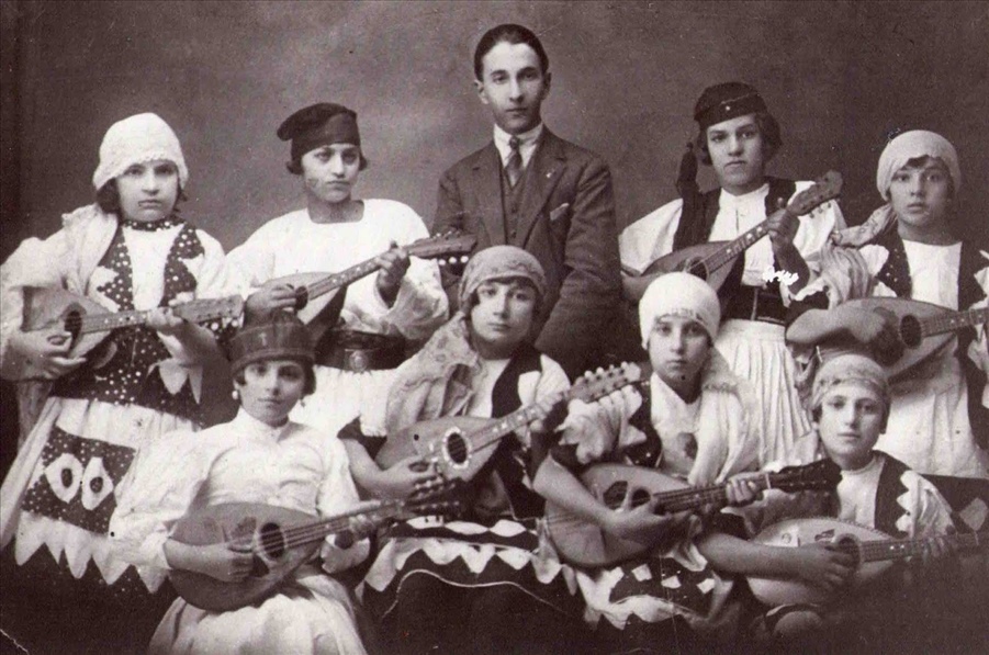 Ο μουσικός Γεώργιος Τσιτσιπάπας με την μαντολινάτα του 2ου Δημοτικού Σχολείου Σουφλίου φωτο από Βορέας magazin