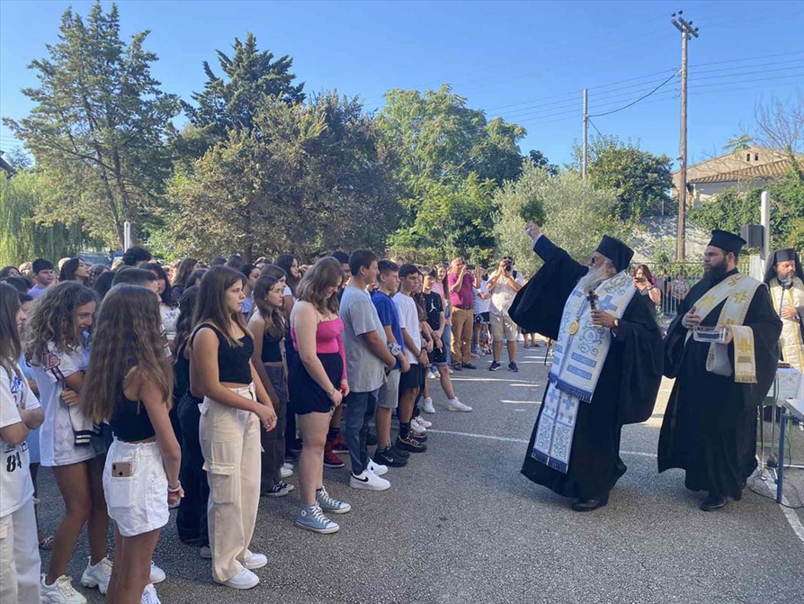 Ο ΜΗΤΡΟΠΟΛΙΤΗΣ ΚΕΡΚΥΡΑΣ ΣΤΟΥΣ ΑΓΙΑΣΜΟΥΣ ΤΩΝ ΣΧΟΛΕΙΩΝ 10
