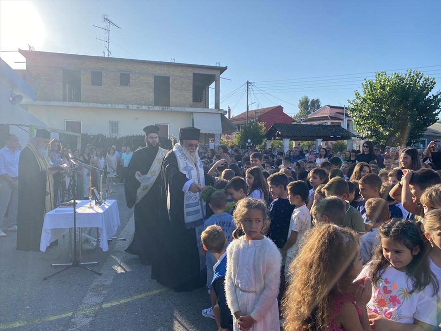Ο ΜΗΤΡΟΠΟΛΙΤΗΣ ΚΕΡΚΥΡΑΣ ΣΤΟΥΣ ΑΓΙΑΣΜΟΥΣ ΤΩΝ ΣΧΟΛΕΙΩΝ 3