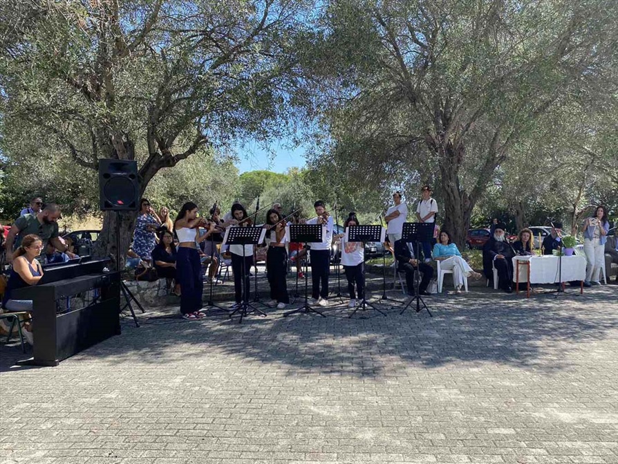 Ο ΜΗΤΡΟΠΟΛΙΤΗΣ ΚΕΡΚΥΡΑΣ ΣΤΟΥΣ ΑΓΙΑΣΜΟΥΣ ΤΩΝ ΣΧΟΛΕΙΩΝ 4