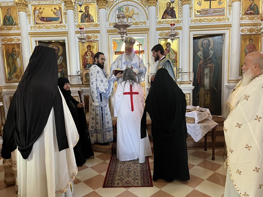 monachiki koura stin kerkyra 1