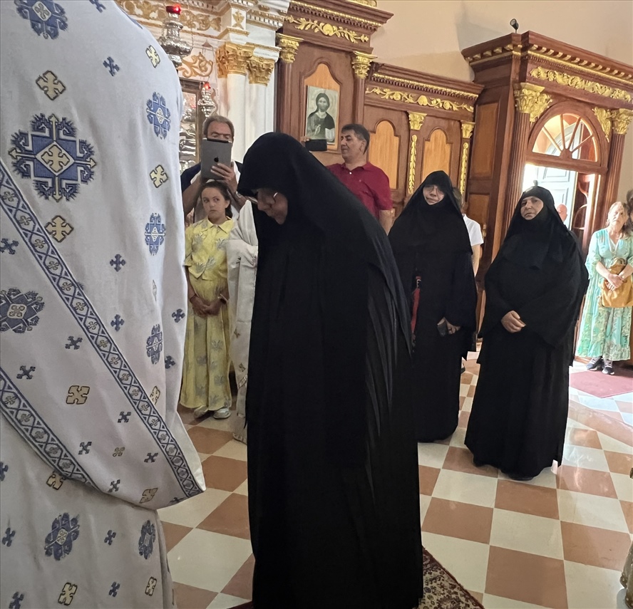 monachiki koura stin kerkyra 12