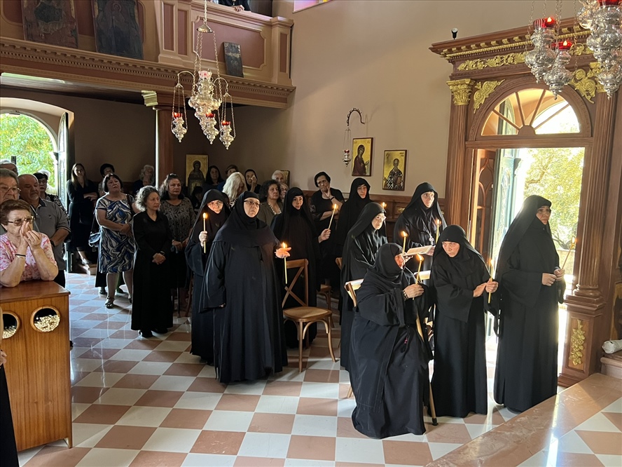 monachiki koura stin kerkyra 3