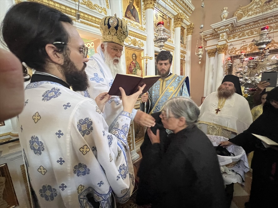 monachiki koura stin kerkyra 5