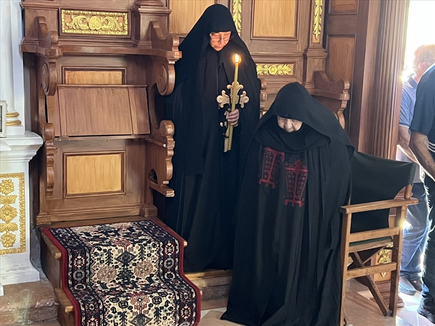 monachiki koura stin kerkyra 9